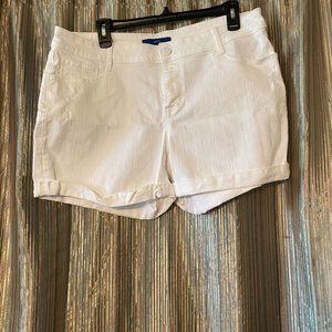 NWOT. Women's Apt 9 white jean shorts. Size 16